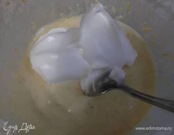 Часть взбитых белков добавить к тесту и аккуратно перемешать снизу вверх.