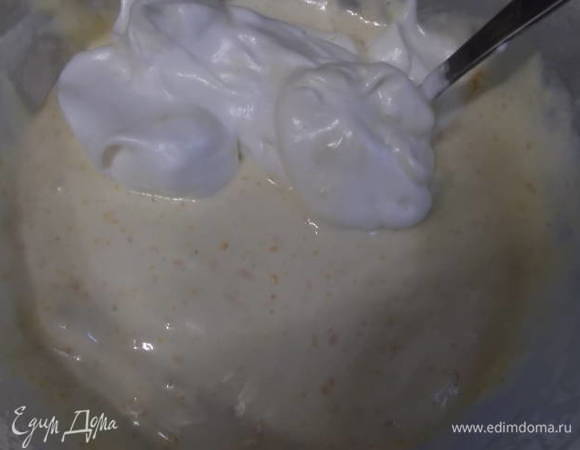 Добавить оставшиеся белки и так же перемешать снизу вверх.