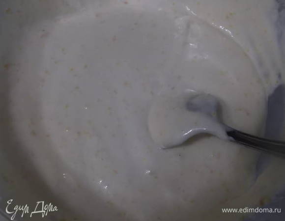 Подготовить и смазать форму. Для этого количества теста подойдет форма диаметром 20 см.