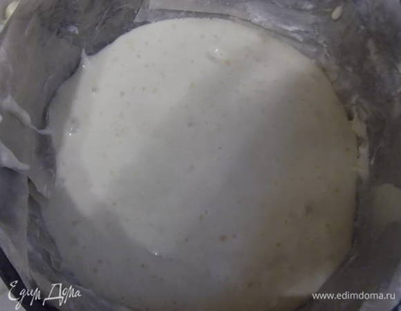 Вылить тесто в форму. Поставить в заранее разогретую духовку. Выпекать при 200°C 35 минут.