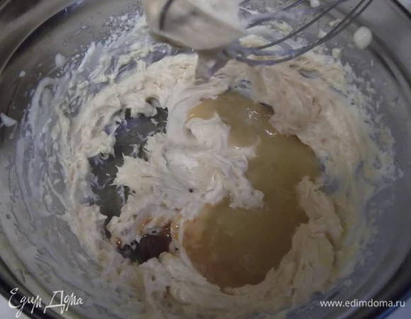 Добавить еще 1 ст. л. сгущенки и оставшуюся часть апельсинового сока.