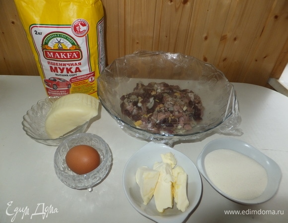 Готовим фарш на котлеты: рубим мясо мелким кубиком. Добавляем чеснок, лук, манку, яйцо. Сыр трем на терке.