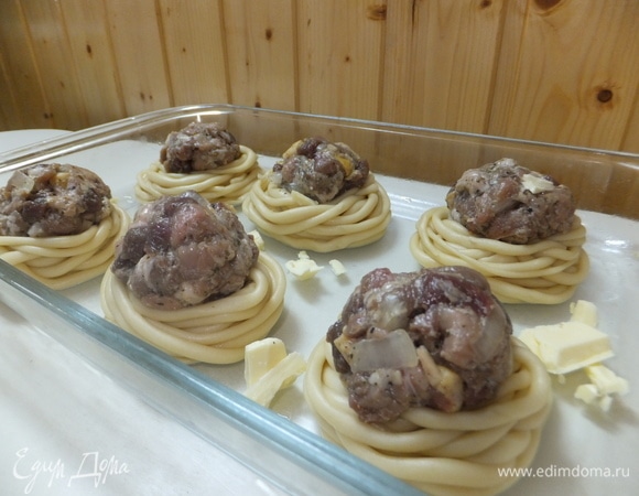 Формируем из рубленого фарша котлетки и кладем их на гнезда.