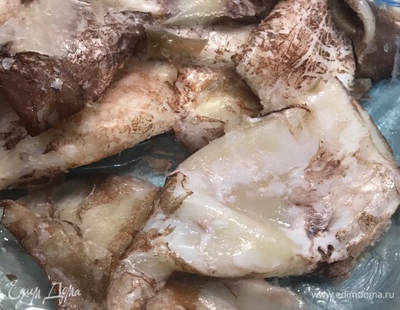 Берем 3–4 крупные тушки кальмара. Потрошим. Кладем в кипящую подсоленную воду. Варим 5 минут. Вынимаем, даем немного остыть.