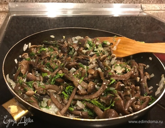 В сковороде обжариваем опята (у меня были из собственного летнего урожая, отваренные и замороженные) с луком и зеленью.