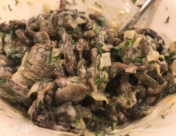 Смешиваем грибы со сливочным сыром. Можно сюда добавить еще пару вареных куриных яиц — лишним не будет.