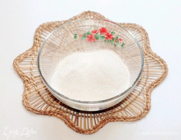 Просеять муку через сито. Приготовим опару. В теплое молоко (50 мл) добавить сахар (1 ст. л.), перемешать до растворения сахара. Пшеничную муку (1 ст. л.) смешать с сухими дрожжами (1 ч. л.). Добавить сладкое молоко, перемешать и поставить миску с опарой в теплое место до появления пенной шапочки.