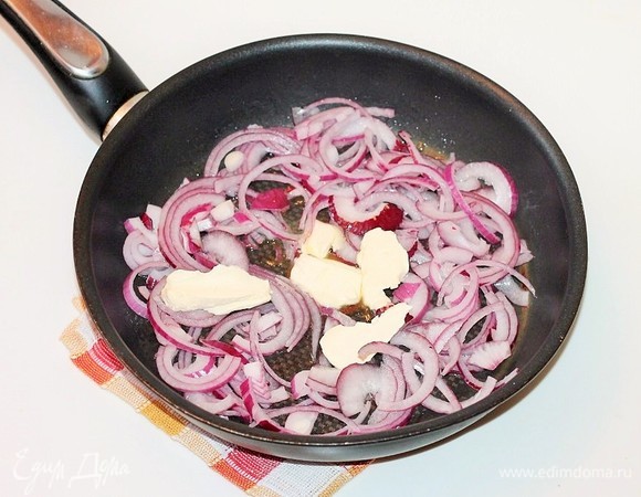Репчатый лук нарезать полукольцами и обжарить на разогретом сливочном масле до прозрачности и мягкости.