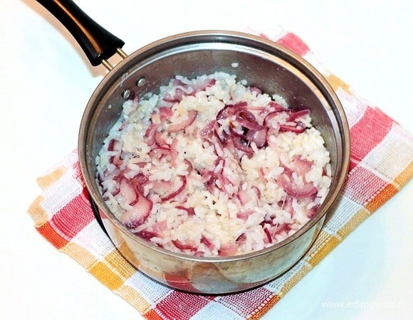 Смешать лук с приготовленным рисом, посолить, поперчить.
