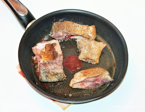 Обжарить рыбу на растительном масле с двух сторон.