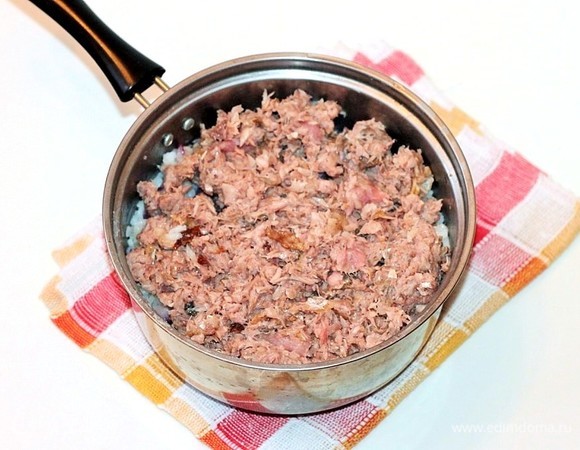 Удаляем из рыбы косточки и мелко рубим. Добавляем рыбу в рисовую смесь, перемешиваем. Начинка готова!