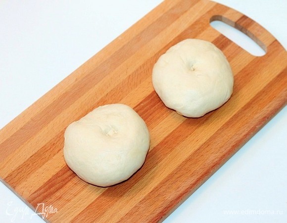 Тесто хорошо поднялось, его нужно обмять и поставить для вторичного подъема, предварительно накрыв полотенцем. Затем приступить к разделке кулебяки. Отделяем от теста 40 грамм. Остальное тесто делим на 2 части.