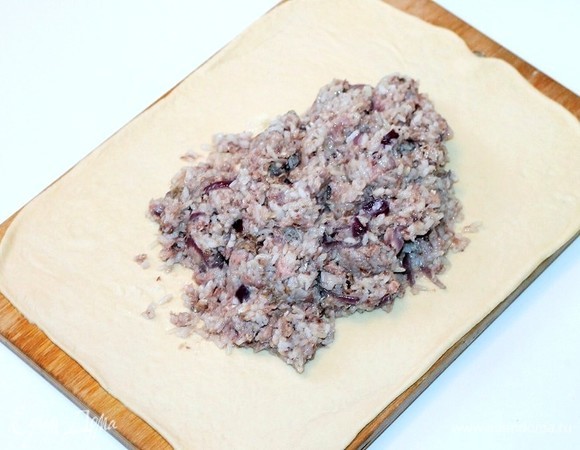 Каждую часть теста раскатываем в пласт 36х27 см. На один пласт теста кладем начинку.