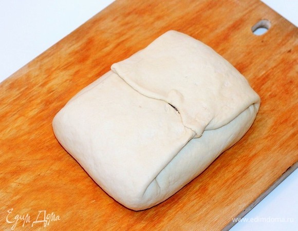 Закрываем начинку, формируя из теста конвертик.