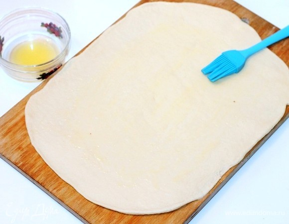 Вторую часть теста смазываем (середину) растопленным сливочным маслом (15 г).