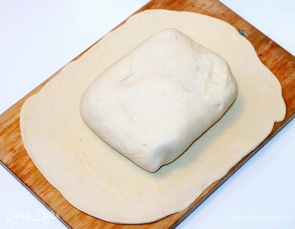 Кладем заготовку с начинкой.