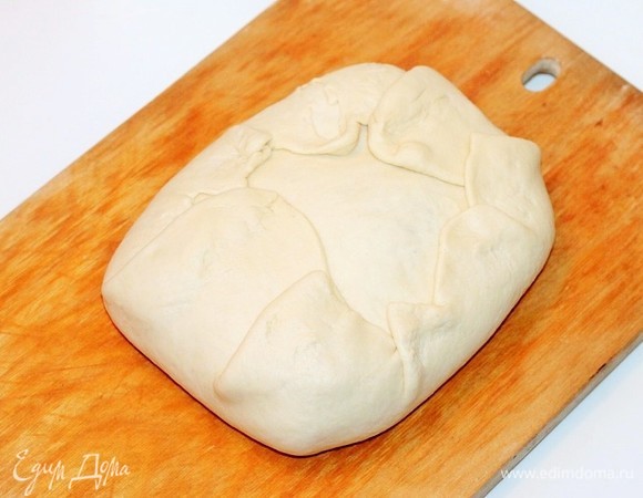 Собираем край второго пласта и переворачиваем заготовку.