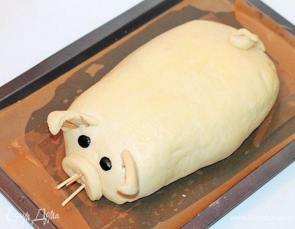 При помощи яичного белка приклеиваем «ушки», «пятачок», «хвостик» и «глазки» к туловищу «поросенка».