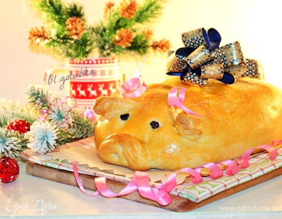 Готовую кулебяку смазываем кусочком сливочного масла, накрываем пекарской бумагой, затем — полотенцем, даем время остыть. Приятного аппетита и с наступающим Новым годом!