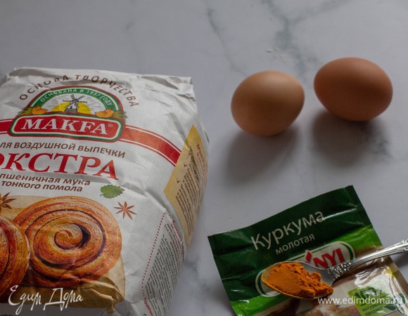 Готовим 2 варианта теста для равиоли. Каждый вид теста готовится по следующим пропорциям: 1 яйцо на 100 г муки. Мука MAKFA из твердых сортов пшеницы или мука «Экстра» MAKFA — идеальны для пасты.