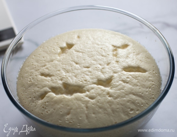 Готовим опару. В небольшой миске смешать молоко, дрожжи, 30 г муки и половину порции сахара. Оставить на 15 минут, чтобы проверить, работают ли дрожжи.