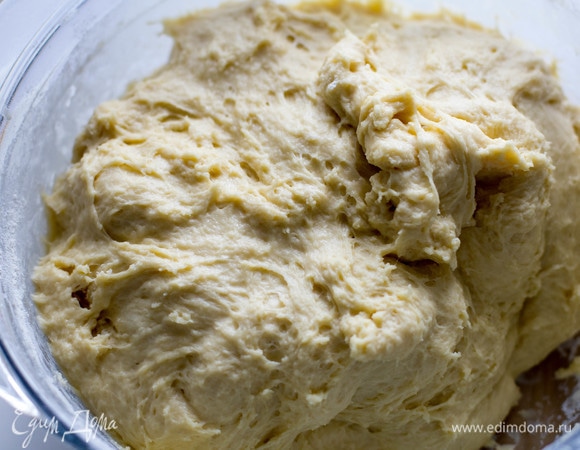 Всыпать чуть меньше половины муки, соль, ванилин. Тщательно размешать. Тесто на этом этапе получается очень густое, может даже крошиться. Добавить опару и размешать до однородной консистенции.