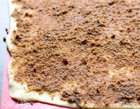 Раскатать тесто в большой прямоугольник толщиной 0,5 см. На тесто намазать начинку руками!