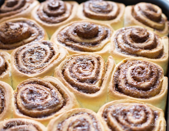 Выпекать в разогретой до 180°C духовке 25–30 минут. Затем достать булочки и дать им чуть-чуть остыть.