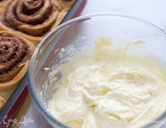Для глазури взбить миксером размягченное сливочное масло и сливочный сыр с сахарной пудрой.