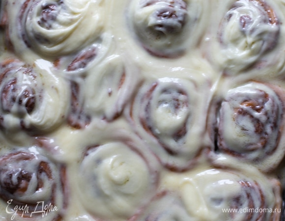 Еще не остывшие булочки щедро полить глазурью.