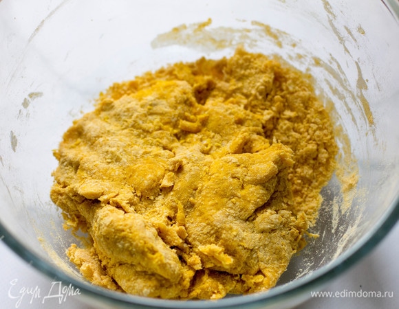 Для первого теста смешать 150 г муки, 2 яйца и куркуму и только потом добавлять постепенно оставшуюся муку. Возможно, муки в итоге понадобится чуть меньше или чуть больше. Добавляя постепенно оставшуюся муку, вымешиваем тесто до тех пор, пока оно не перестанет прилипать к рукам, но оставанется эластичным. Тесто должно без труда раскатываться в тонкий пласт — чем тоньше, тем лучше.