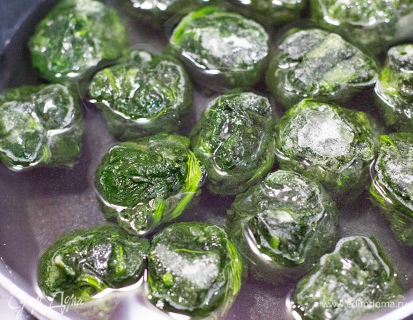 Для зеленого теста шпинат отварить в кипящей воде несколько минут до потери упругости.