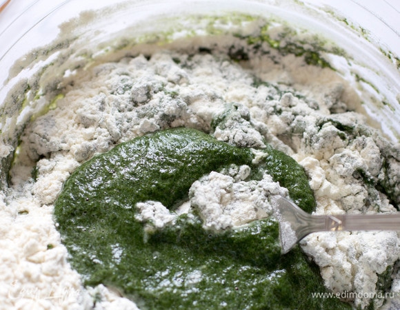 Затем, аналогично желтому тесту, в 150 г муки добавить смесь шпината и яйца, размешать вилкой. Тесто получится мягким, податливым, липким. Затем постепенно подсыпаем муку до тех пор, пока оно не перестанет липнуть к рукам.