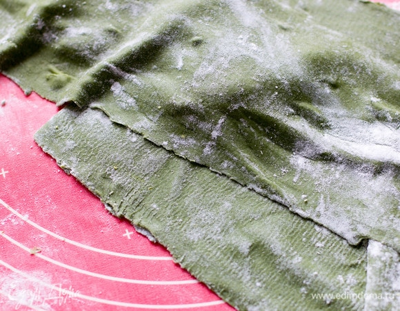 Тесто тонко раскатать. Если есть специальная машинка, то лучше воспользоваться ей, если нет — придется постараться раскатать довольно тонкое тесто вручную.