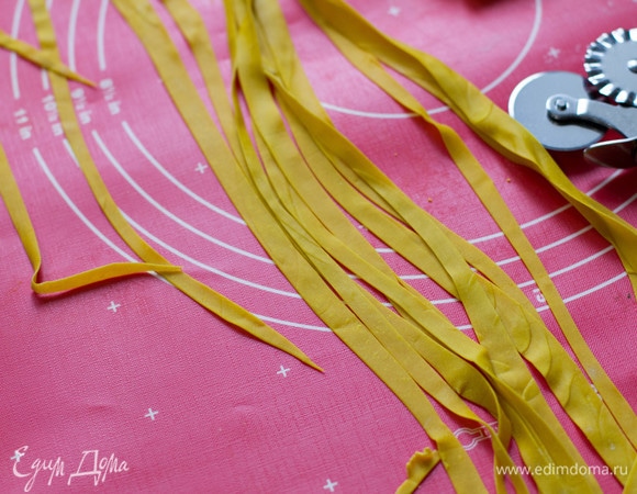 Нарезать из раскатанного теста тонкие полоски.