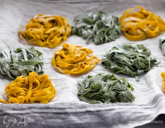 Свернуть получившиеся полоски в небольшие гнезда, разложить на хлопчатобумажную ткань для просушки на несколько суток. Периодически переворачивать пасту во время сушки.