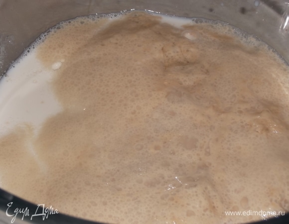 Дрожжи растворить в теплой воде с чайной ложкой сахара. Дать подняться. В молоко разбиваем яйцо, добавляем сахар, соль, подошедшие дрожжи и ложку растительного масла.