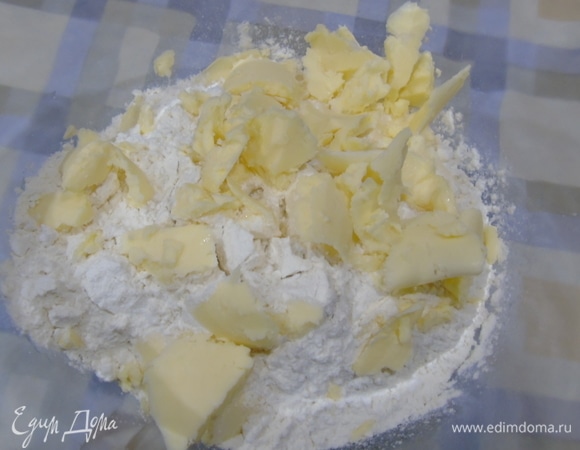 В муку добавляем холодное масло и перетираем в крошку.