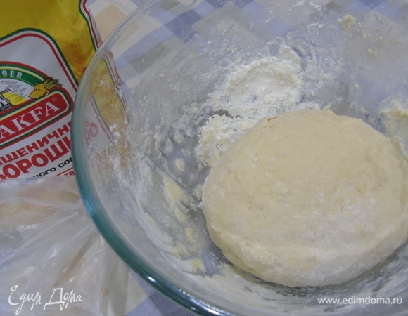 Добавляем яйца, сметану, соль и распущенные дрожжи. Замешиваем мягкое и эластичное тесто. Муки может понадобиться немного больше (примерно на 50 г).