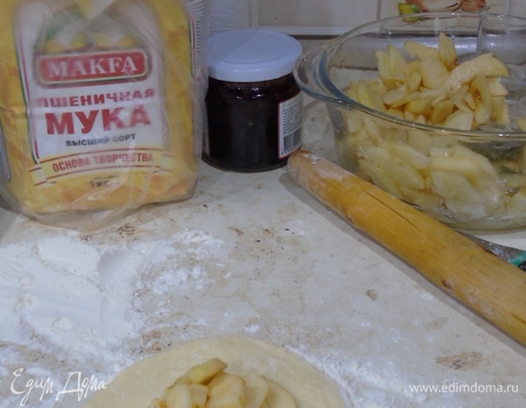 Делим тесто примерно на 15–16 частей и сразу же приступаем к формовке пирожков.