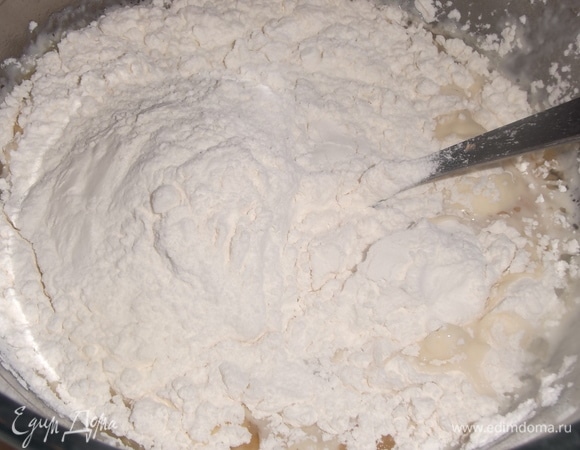 Добавляем муку.