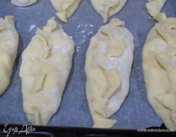 Выкладываем на противень, накрываем и оставляем на 20 минут в теплом месте.
