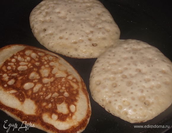 Подошедшее тесто выпекаем на смазанной растительным маслом сковороде на небольшом огне с двух сторон.