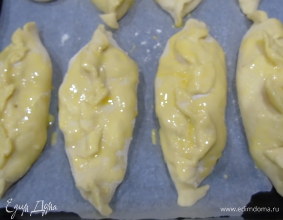 Смазываем желтком, смешанным с 1 ст. л. молока, и выпекаем при температуре 200°C приблизительно 25 минут до румяности. Ну, вы же знаете — у меня оооочень румяные)