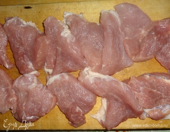 Свинину тщательно вымыть, обсушить бумажным полотенцем. Нарезать мясо на кусочки толщиной около 1 см.