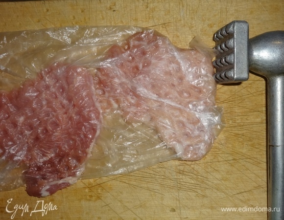 Кусочки мяса положить в плотный целлофановый пакет и отбить молоточком с обеих сторон. Для маринования взять майонез, добавить прованские травы, измельченный чеснок, соль. В чашку с кусочками свинины выложить маринад, перемешать. Накрыть чашку пищевой пленкой и поставить в холодильник на 1 час.