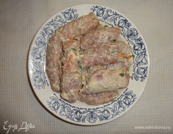 На кусочек отбитого мяса выкладывать немного начинки и сворачивать в рулетик. Каждый рулетик обмотать ниткой.