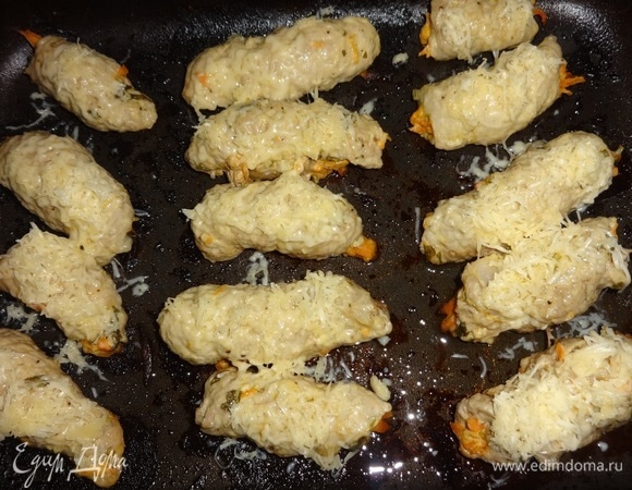 Рулетики выложить обратно в форму. Посыпать сыром и поставить в духовку на 8–10 минут без фольги.