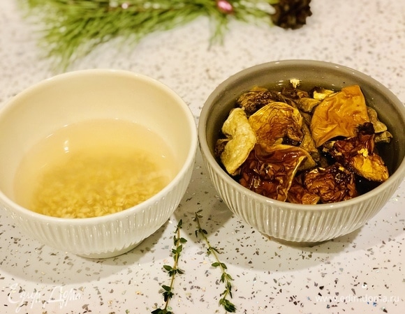 Сушеные грибы и перловку замочить в воде на ночь.