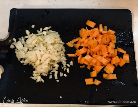 Нарезаем морковь и лук.
